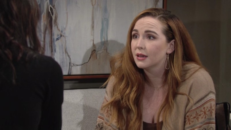 Mariah (Camryn Grimes) essaie de faire comprendre son point de vue à Tessa (Cait Fairbanks). Les Feux de l'Amour,
                     épisode 12213 (8 octobre 2021,
CBS)