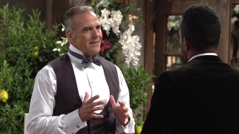 Ashland (Richard Burgi) oublie tous ses soucis quand il pense à Victoria. Les Feux de l'Amour,
épisode 6544 (23 avril 2024,
AUVIO)
