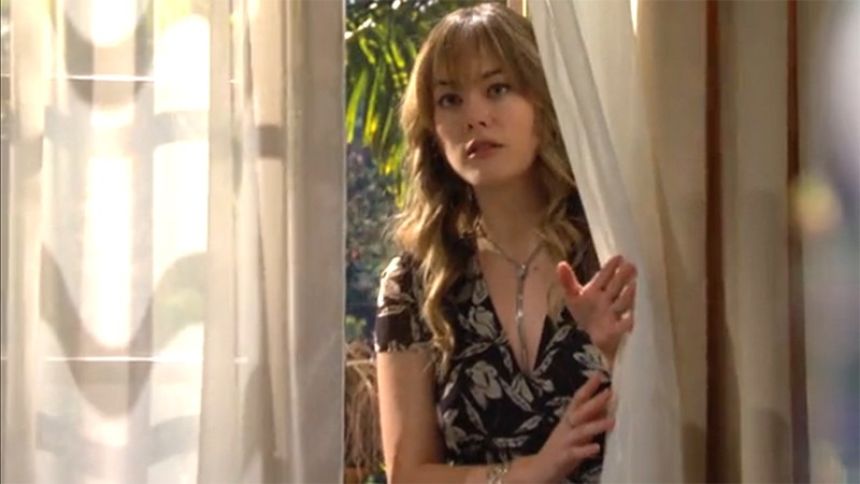 Hope (Annika Noelle) surprend une conversation entre ses parents. Top Models,
épisode 8641 (15 août 2022,
RTL9)