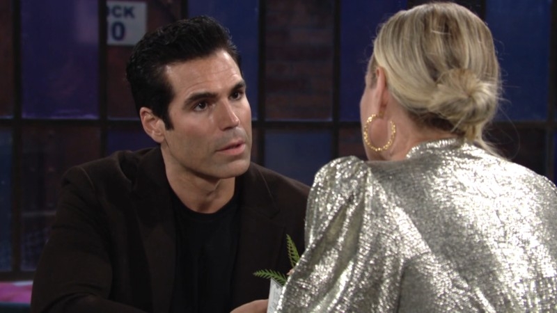 Rey (Jordi Vilasuso) a des soupçons. Les Feux de l'Amour,
                     épisode 12240 (16 novembre 2021,
CBS)