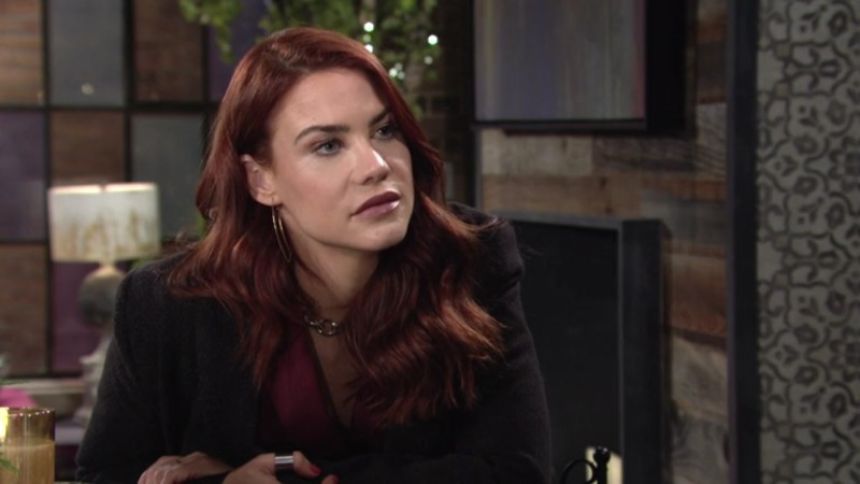 Sally (Courtney Hope) fait preuve de compassion. Les Feux de l'Amour,
épisode 12252 (6 décembre 2021,
CBS)