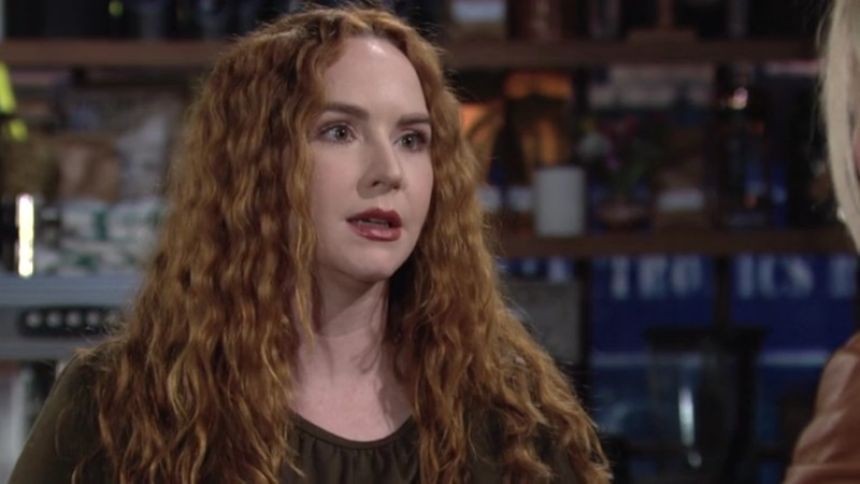 Mariah (Camryn Grimes) a peur d'être de trop à la fête de Chance et d'Abby. Les Feux de l'Amour,
épisode 12253 (7 décembre 2021,
CBS)
