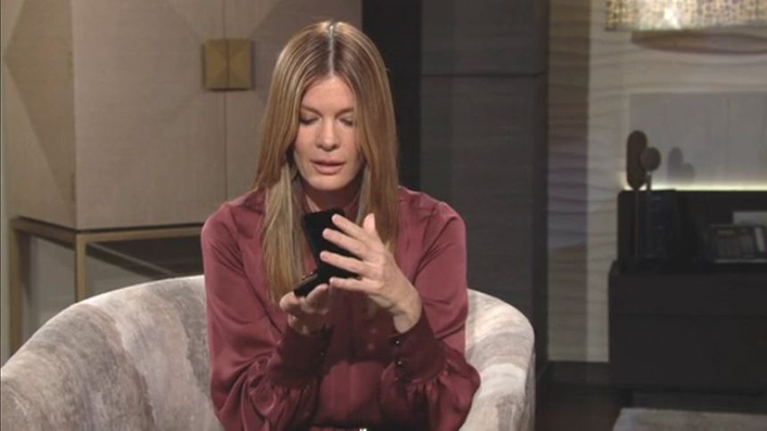 Phyllis (Michelle Stafford) reçoit un cadeau. Les Feux de l'Amour,
épisode 6589 (25 juin 2024,
AUVIO)