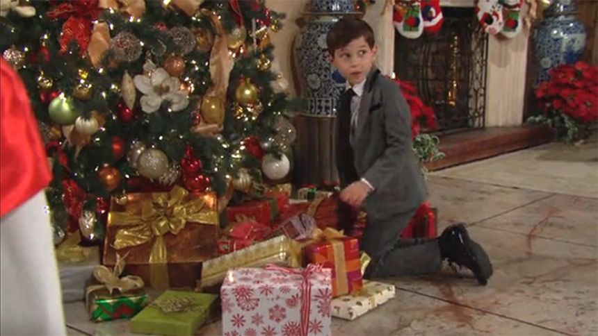 Douglas (Henry Joseph Samiri) est impatient d'ouvrir ses cadeaux ! Top Modèles,
épisode 8674 (28 octobre 2022,
TVA)