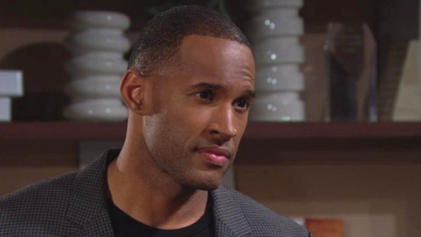 Carter (Lawrence Saint-Victor) écoute son ami. Amour, Gloire et Beauté/Top Models,
épisode 8685 (11 janvier 2022,
CBS)