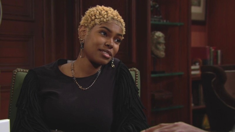 Paris (Diamond White) est heureuse d'avoir retrouvé sa mère. Amour, Gloire et Beauté/Top Models,
épisode 8687 (13 janvier 2022,
CBS)