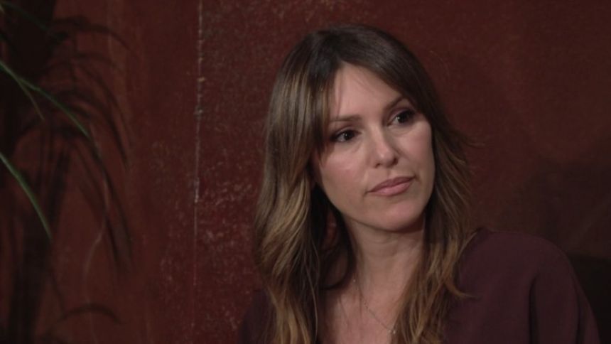 Chloe (Elizabeth Hendrickson) n'est pas prête à baisser les bras. Les Feux de l'Amour,
                     épisode 9030 (19 août 2024,
TF1)