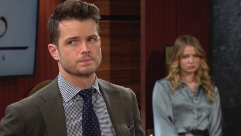 Kyle (Michael Mealor) va devoir se justifier auprès de son père, mais aussi sa femme... Les Feux de l'Amour,
                     épisode 6880 (11 août 2025,
AUVIO)