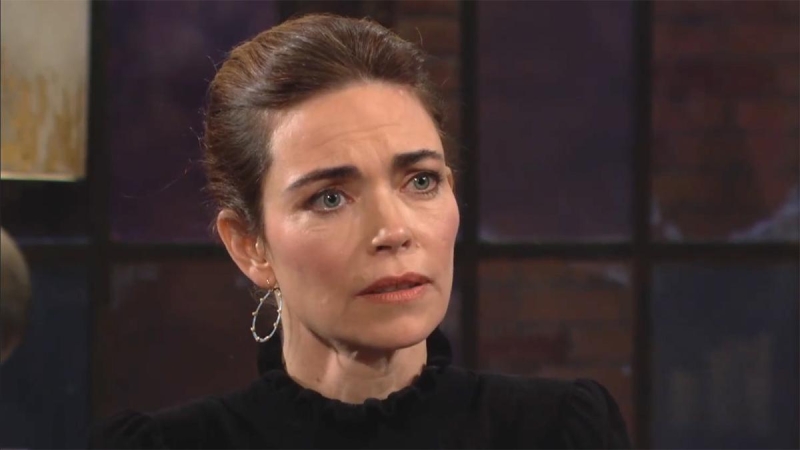 Victoria (Amelia Heinle) ne s'attendait pas à la nouvelle que Nick vient de lui annoncer. Les Feux de l'Amour,
                     épisode 6882 (13 août 2025,
AUVIO)