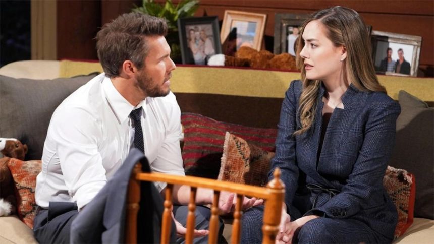 Liam (Scott Clifton) tente de rassurer Hope... Top Models,
épisode 8958 (9 mai 2023,
RTS)