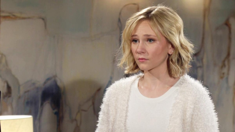 Lucy (Lily Brooks O’Briant) retrouve son père. Les Feux de l'Amour,
                     épisode 6884 (15 août 2025,
AUVIO)