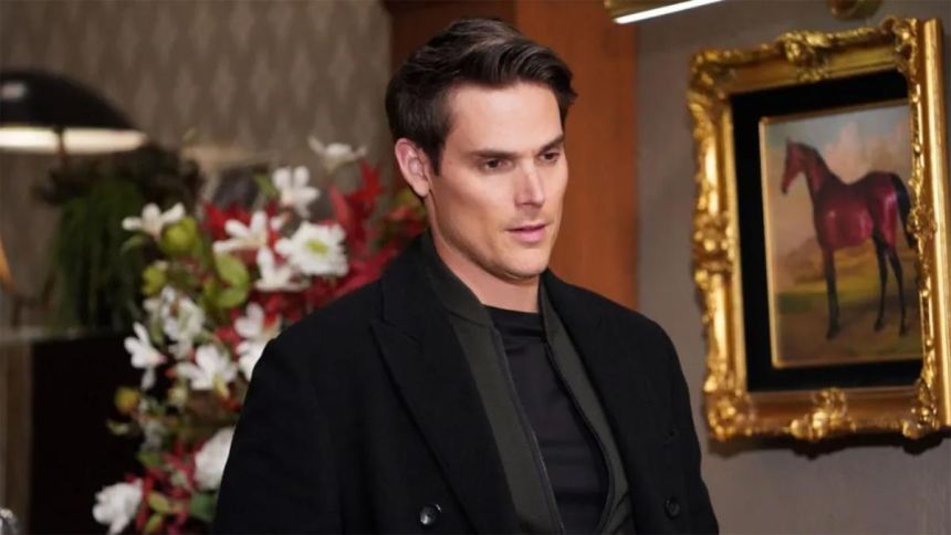 Adam (Mark Grossman) met les choses au clair avec Victor. Les Feux de l'Amour,
épisode 12571 (8 mars 2023,
CBS)