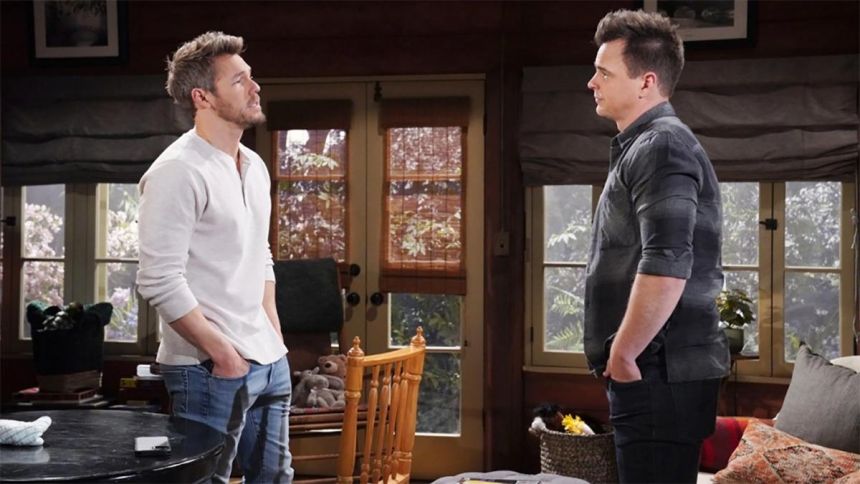 Liam (Scott Clifton) confie ses inquiétudes à Wyatt (Darin Brooks). Top Models,
épisode 8976 (27 novembre 2023,
RTL9)