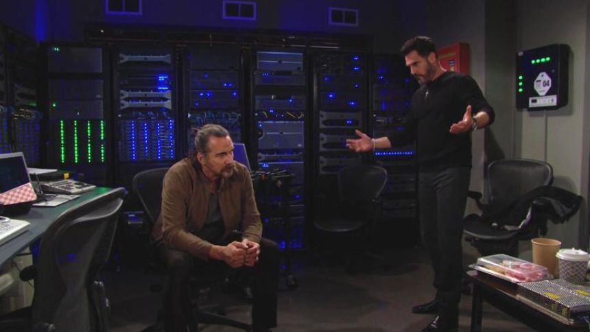 Ridge (Thorsten Kaye) écoute avec attention le récit de Bill. Top Models,
épisode 8979 (30 novembre 2023,
RTL9)