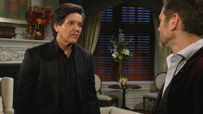 Danny (Michael Damian) essaie d'apaiser la douleur de Daniel. Les Feux de l'Amour,
épisode 12589 (5 avril 2023,
CBS)