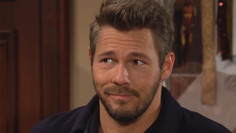 Liam (Scott Clifton) cherche à être rassuré. Top Models,
                     épisode 8997 (26 décembre 2023,
RTL9)