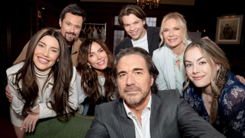 Ridge (Thorsten Kaye) profite de ce moment rare pour prendre une photo de famille ! Amour, Gloire et Beauté,
épisode 9006 (10 avril 2024,
TF1PLUS)