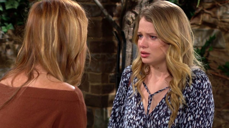 Summer (Allison Lanier) n'en revient pas de se retrouver face à sa mère vivante ! Les Feux de l'Amour,
épisode 12605 (27 avril 2023,
CBS)