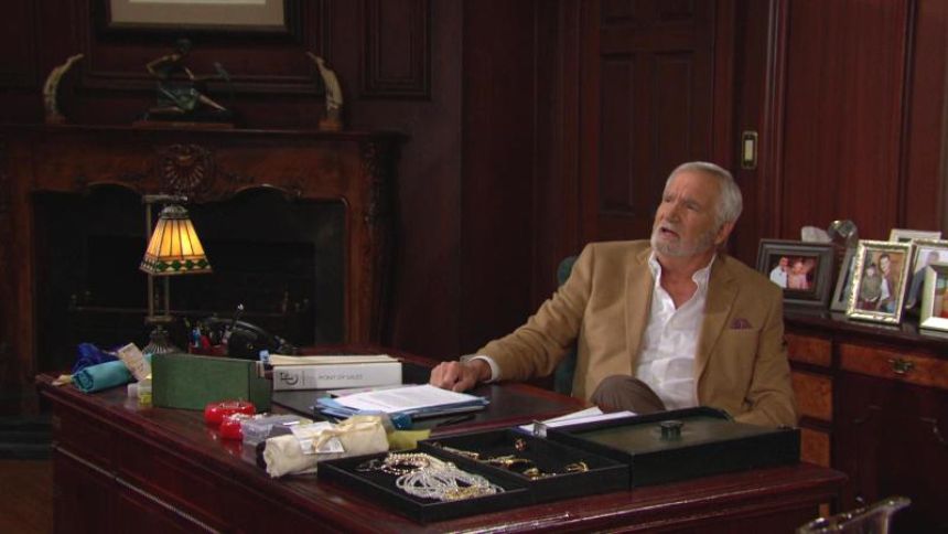 Eric (John McCook) est de passage à son bureau. Top Modèles,
épisode 9009 (5 mars 2024,
TVA)