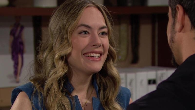 Hope (Annika Noelle) est euphorique... Amour, Gloire et Beauté/Top Models,
                     épisode 9013 (5 mai 2023,
CBS)