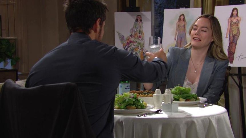 Thomas et Hope (Annika Noelle) trinquent à leur succès. Amour, Gloire et Beauté/Top Models,
épisode 9018 (12 mai 2023,
CBS)