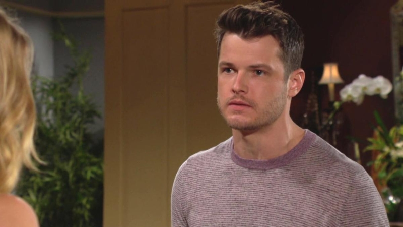 Kyle (Michael Mealor) a du mal à croire Summer. Les Feux de l'Amour,
                     épisode 12633 (6 juin 2023,
CBS)