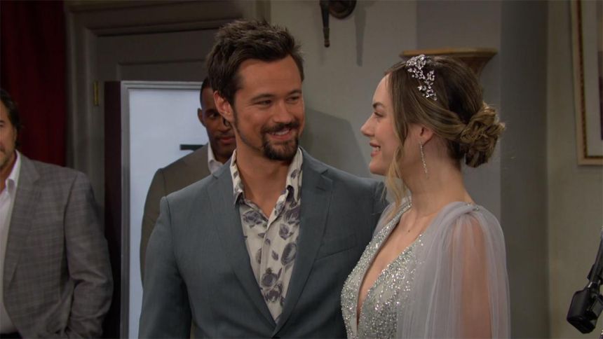 Hope (Annika Noelle) et Thomas (Matthew Atkinson) sont heureux d'inaugurer leur nouvelle collection. Top Models,
épisode 9046 (8 septembre 2023,
RTS)