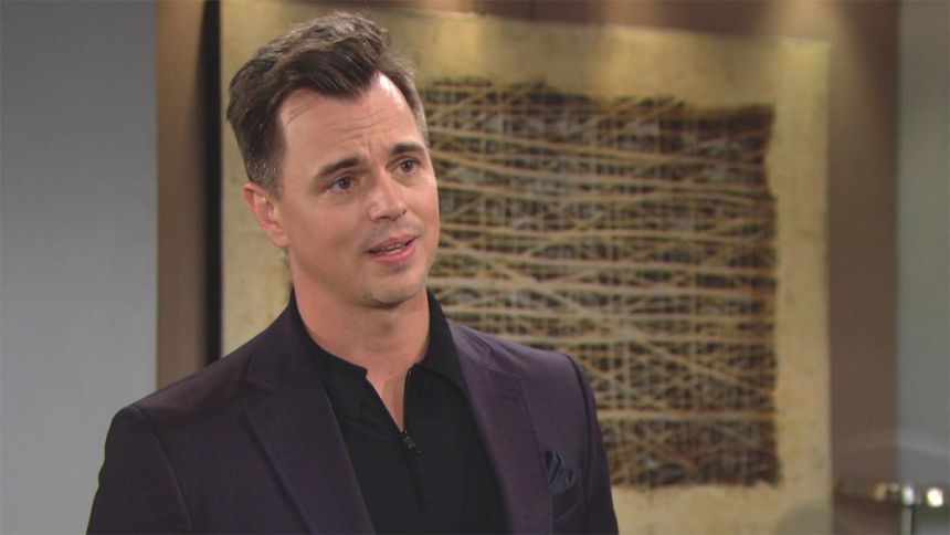 Wyatt (Darin Brooks) ne voudrait pas que Liam ait des regrets. Top Models,
épisode 9055 (21 septembre 2023,
RTS)