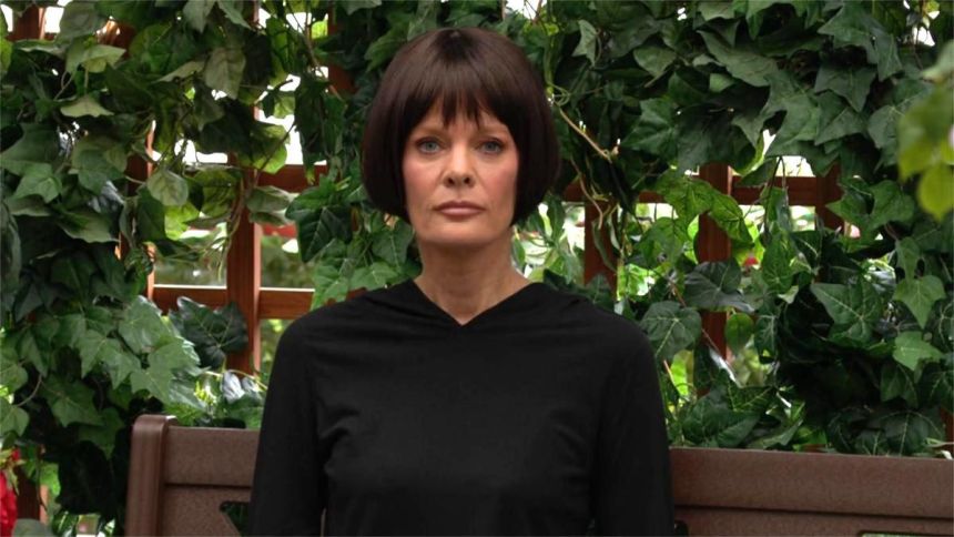 Phyllis (Michelle Stafford) envisage son retour. Les Feux de l'Amour,
épisode 12656 (10 juillet 2023,
CBS)