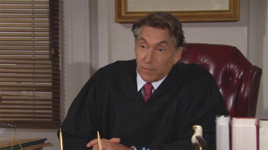 Le juge Scott (Michael Corbett) prononce son verdict. Top Modèles,
épisode 9067 (24 mai 2024,
TVA)