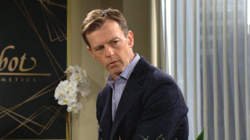 Tucker (Trevor St. John) est satisfait que son plan avance comme prévu. Les Feux de l'Amour,
épisode 12679 (10 août 2023,
CBS)