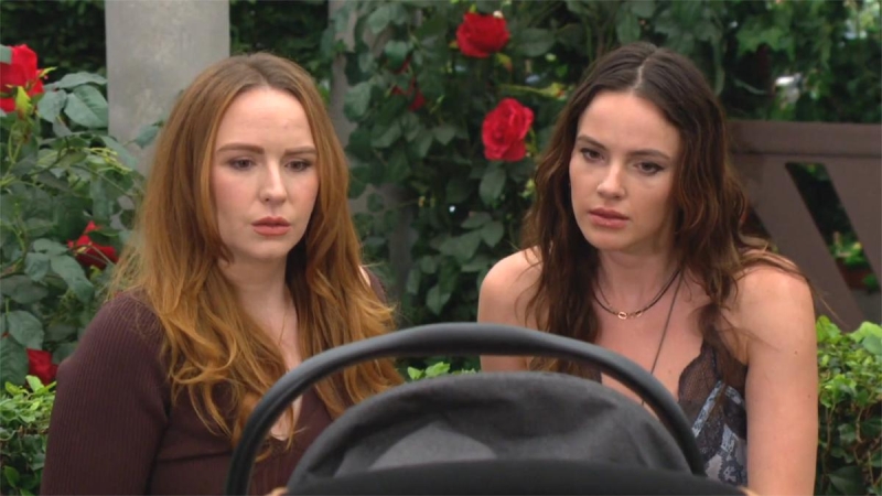 Mariah (Camryn Grimes) et Tessa (Cait Fairbanks) s’inquiètent. Les Feux de l'Amour,
                     épisode 12688 (23 août 2023,
CBS)