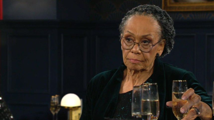 Mamie (Veronica Redd) assure ne vouloir que rapprocher la famille. Les Feux de l'Amour,
épisode 12718 (5 octobre 2023,
CBS)