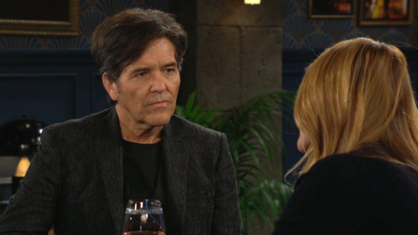 Danny (Michael Damian) écoute Phyllis se plaindre du fait que tout le monde la déteste. Les Feux de l'Amour,
épisode 12719 (6 octobre 2023,
CBS)