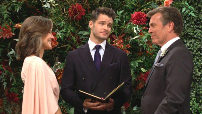 Kyle (Michael Mealor) est heureux de marier ses parents ! Les Feux de l'Amour,
épisode 12720 (9 octobre 2023,
CBS)