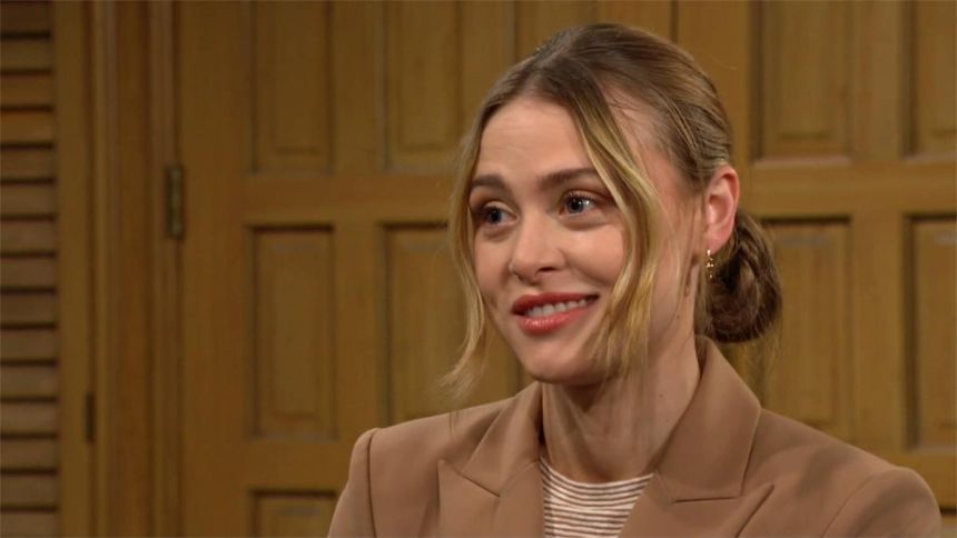 C'est le premier jour de Claire Grace (Hayley Erin) chez Newman Media. Les Feux de l'Amour,
                     épisode 12723 (12 octobre 2023,
CBS)