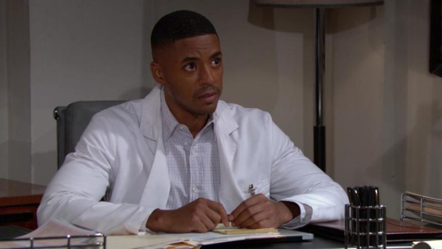 Le Docteur Colby (Justiin Davis) ne laisse guère d’espoir à Ridge. Amour, Gloire et Beauté/Top Models,
                     épisode 9143 (7 novembre 2023,
CBS)
