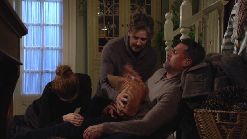 Victoria (Amelia Heinle) et Cole (J. Eddie Peck) tentent d'aider Nick (Joshua Morrow). Les Feux de l'Amour,
épisode 12755 (29 novembre 2023,
CBS)