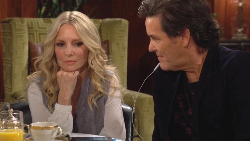 Danny (Michael Damian) fait écouter sa nouvelle chanson à Christine. Les Feux de l'Amour,
épisode 12758 (4 décembre 2023,
CBS)