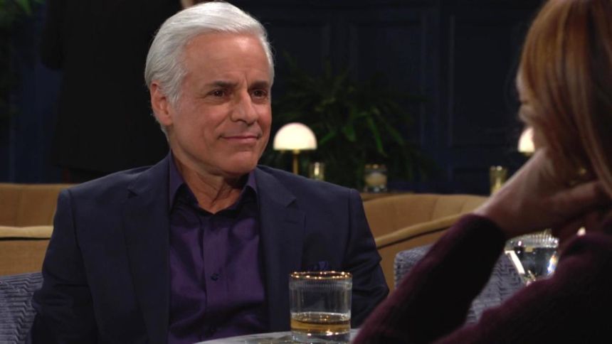 Michael (Christian Le Blanc) écoute Phyllis se plaindre de sa situation. Les Feux de l'Amour,
                     épisode 12762 (8 décembre 2023,
CBS)
