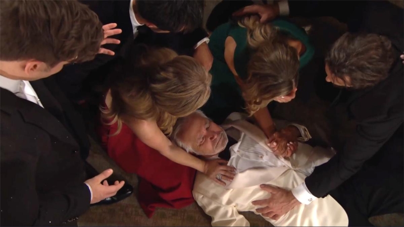 Eric (John McCook) est en mauvaise posture. Top Models,
                     épisode 9164 (15 août 2024,
RTL9)