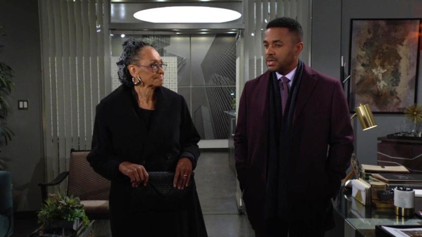Mamie (Veronica Redd) accompagne Nate pour son retour à Chancellor-Winters. Les Feux de l'Amour,
épisode 12770 (20 décembre 2023,
CBS)