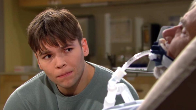 R.J (Joshua Hoffman) n'est pas prêt pour dire au-revoir à son grand-père. Amour, Gloire et Beauté/Top Models,
                     épisode 9172 (20 décembre 2023,
CBS)