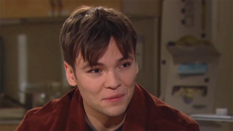 R.J (Joshua Hoffman) a le sourire en pensant à Luna. Amour, Gloire et Beauté,
                     épisode 9183 (17 décembre 2024,
TF1)
