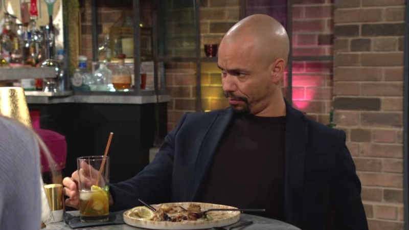 Devon (Bryton James) est intrigué par ce qu'il voit. Les Feux de l'Amour,
épisode 12793 (25 janvier 2024,
CBS)