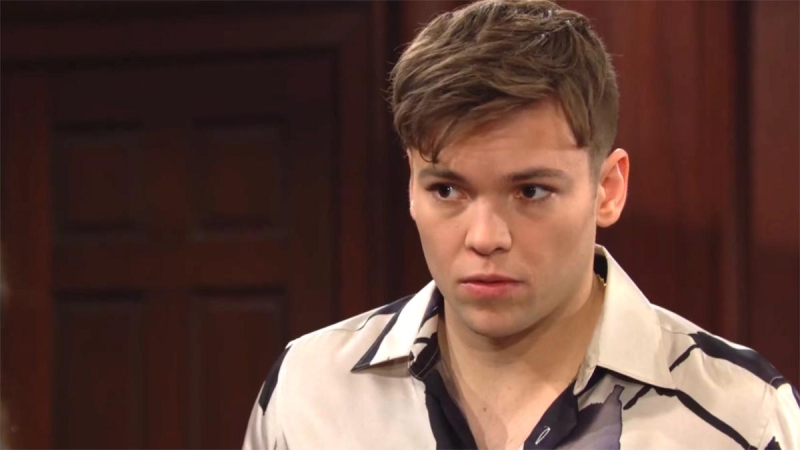 R.J (Joshua Hoffman) est intrigué par l'histoire de Poppy et de Bill. Top Modèles,
                     épisode 9195 (20 novembre 2024,
TVA)
