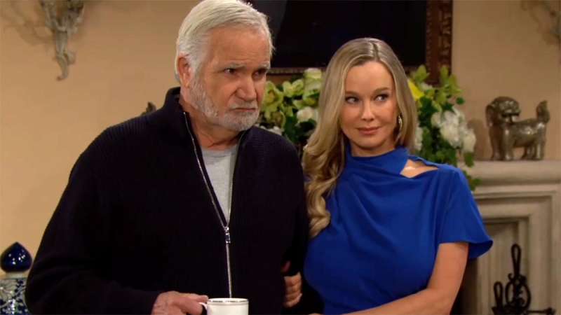 Eric (John McCook) espère recevoir de bonnes nouvelles. Amour, Gloire et Beauté,
épisode 9202 (15 janvier 2025,
TF1PLUS)