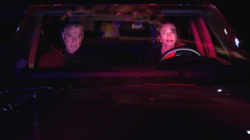 Victoria (Amelia Heinle) assiste, impuissante, à l'incendie de sa maison. Les Feux de l'Amour,
épisode 12823 (7 mars 2024,
CBS)