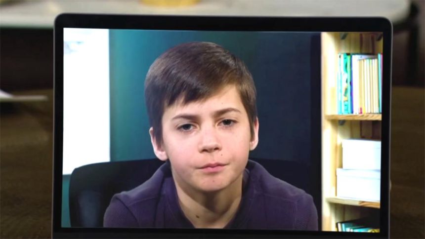 Connor (Judah Mackey) appelle ses parents depuis son institut. Les Feux de l'Amour,
épisode 12858 (29 avril 2024,
CBS)