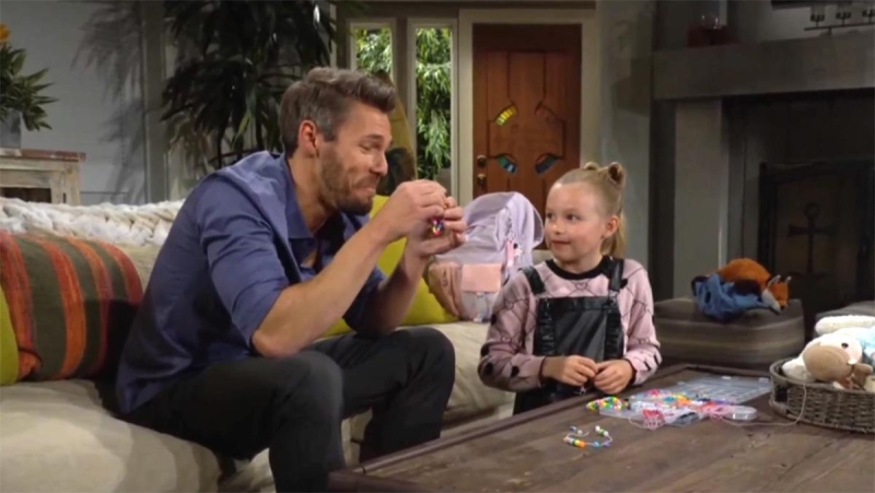 Kelly (Sophia Paras-McKinley) est contente de pouvoir passer du temps avec son père ! Amour, Gloire et Beauté/Top Models,
                     épisode 9264 (3 mai 2024,
CBS)